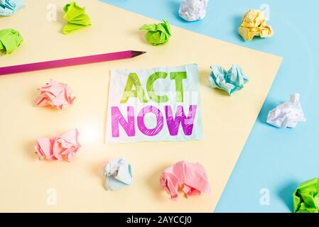 Texte d'écriture manuscrite Act maintenant. Concept signification avoir une réponse rapide demander à quelqu'un de faire l'action ne retarde les papiers froissés de couleur em Banque D'Images