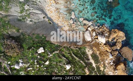 Vue aérienne sur la côte rocheuse de la mer et la plage de la baie de San Blas à Gozo, la plus petite île de Malte Banque D'Images