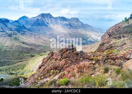 Paysage avec montagnes, collines et road Banque D'Images