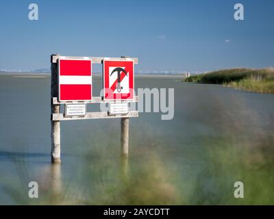 Signe avec règles de circulation de l'eau pour les navires sur le lac neusiedlersee Banque D'Images