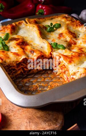lasagnes épicées rustiques au basilic sur l'étain. Banque D'Images