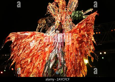 Port D'ESPAGNE, TRINIDAD - FÉV 13: Russell Grant dépeint «Montezuma, empereur Déchu des Aztèques» dans la compétition préliminaire du roi de Carnaval dans Banque D'Images