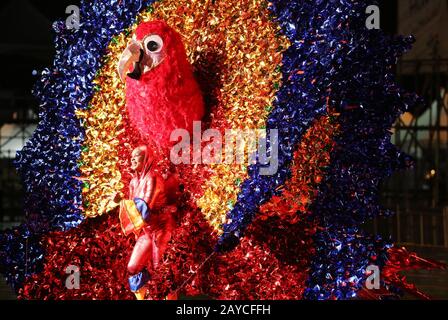 Port D'ESPAGNE, TRINIDAD - 13 FÉVR.: Jacqueline Collins-Taylor dépeint «Le Macaw Scarlet» dans la compétition préliminaire de la Reine du Carnaval dans la Reine Banque D'Images