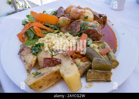 Assiette de veau (stifado) préparer avec des oignons Banque D'Images