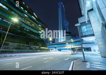Bâtiment moderne avec légèreté sur fond de scène de nuit Banque D'Images