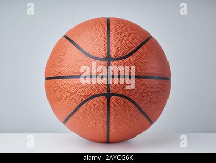 Basket-ball ball close up image sur fond gris clair. Banque D'Images