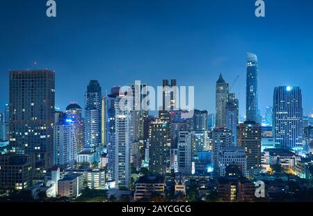 Vue nocturne de Bangkok immeuble moderne d'affaires de bureau et gratte-ciel élevé dans le quartier des affaires de Bangkok Banque D'Images