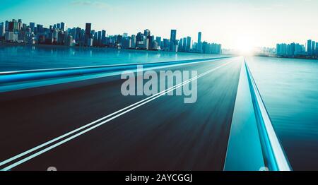 Flou de mouvement de dépassement de l'autoroute avec fond d'horizon de la ville . humeur froide . Banque D'Images