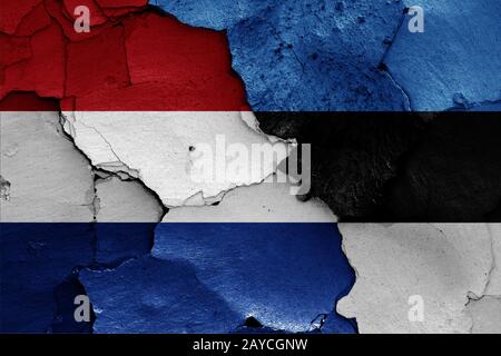 Drapeaux des Pays-Bas et l'Estonie peint sur mur fissuré Banque D'Images