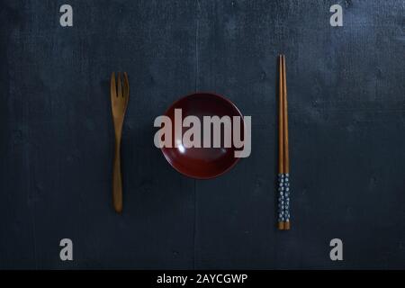 Vue sur le dessus de table en bois de couleur noire. Sur la table se trouvent la cuillère en bois japonaise Banque D'Images