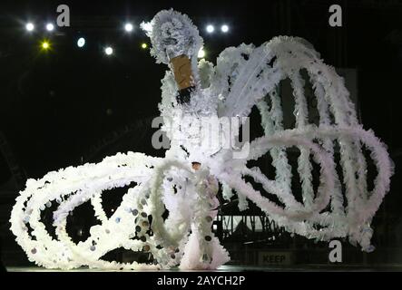 Port D’ESPAGNE, TRINIDAD - 13 FÉVR. Marie Elimon dépeint le concours préliminaire de la Reine du Carnaval dans le Parc de la Reine Banque D'Images