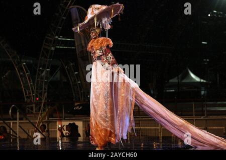 Port D'ESPAGNE, TRINIDAD - 13 FÉVR. : Charmaine Assevero présente les plateaux 'Nana-Erzu: La Reine LaJablese des collines de Tarodale concouru dans le roi et la reine de voiture Banque D'Images