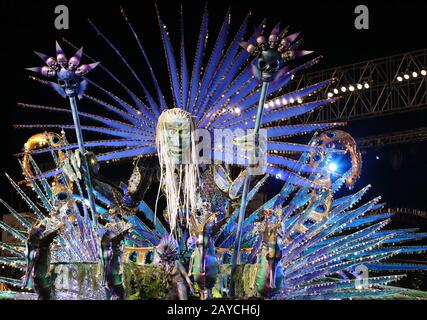 Port D’ESPAGNE, TRINIDAD - 13 FÉVR. : Savître Holassie présente la « colère de la mer sorcière » dans le cadre de la compétition préliminaire de la Reine du Carnaval dans le P de la Reine Banque D'Images