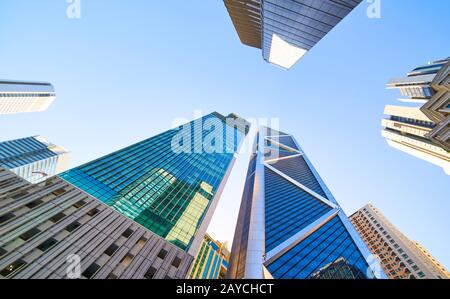 Vue en angle des bâtiments modernes de la ville en verre avec un fond ciel clair. Kuala Lumpur Banque D'Images