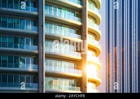 Urbain abstrait vue rapprochée des fenêtres en acier et en verre façade immeuble de bureaux . Banque D'Images