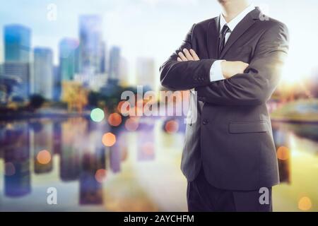 Businessman sur fond de la ville floues Banque D'Images