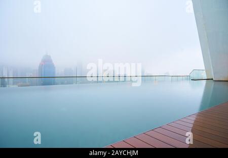 Piscine sur le toit avec vue magnifique sur la ville Banque D'Images