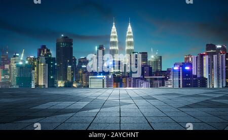 Vue de nuit sur la ville de Kuala Lumpur avec un étage vide Banque D'Images