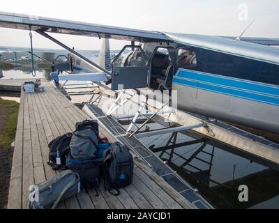 Bagages sur le quai du hydravion sur le lac Hood à Anchorage, Alaska, États-Unis. Banque D'Images