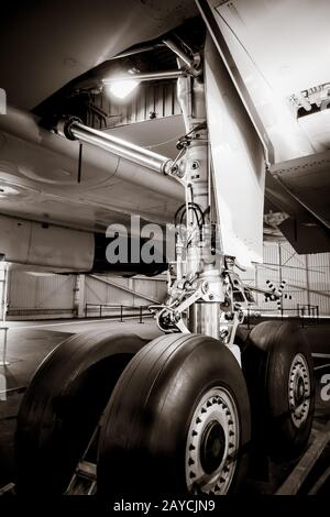 Détails du train d'atterrissage d'avion. Photo en noir et blanc Banque D'Images