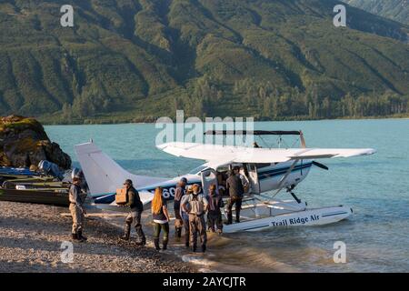 Un hydravion est déchargé au Redoubt Mountain Lodge sur le lac Crescent dans le parc national du lac Clark et Preserve, Alaska, États-Unis. Banque D'Images