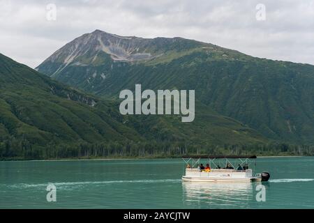 Les gens en bateau lors d'une excursion d'une journée pour voir les ours bruns au lac Crescent dans le parc national du lac Clark et Préserver, Alaska, États-Unis. Banque D'Images