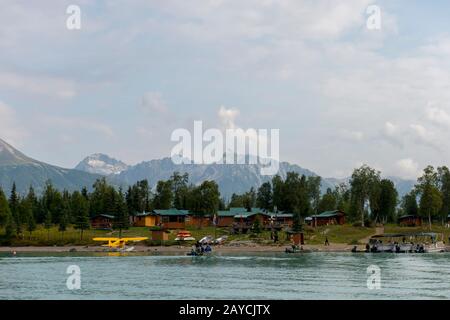 Vue sur Redoute Mountain Lodge sur Lake Crescent dans le parc national du lac Clark et Preserve, Alaska, États-Unis. Banque D'Images