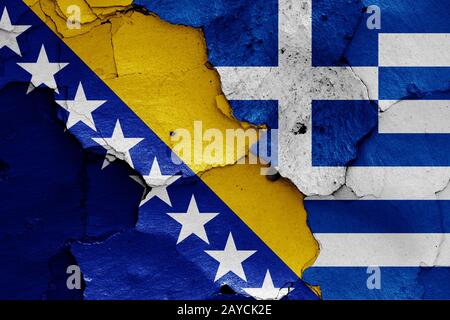 Drapeaux de la Bosnie-Herzégovine et la Grèce peint sur mur fissuré Banque D'Images