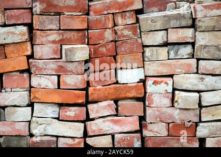 vieilles briques de briques utilisées empilées sur une pile, texture Banque D'Images