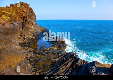 Petite baie avec eau azure Banque D'Images