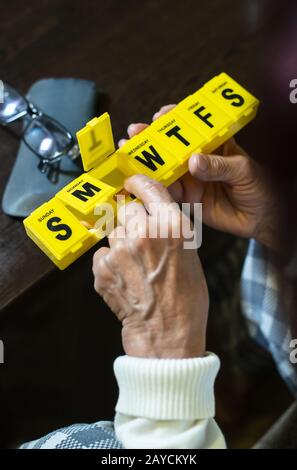 Femme senior prendre des pilules de boîte. Soins de santé et concept de vieillesse avec médicaments. Banque D'Images