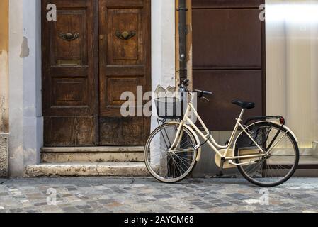 Vélo beige avec panier sur la rue italienne. Architecture italienne typique en arrière-plan. Banque D'Images