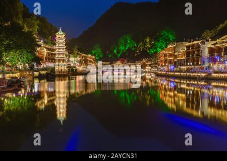 Fenghuang, Chine - 29 mai 2018 : ancienne ville de Fenghuang au coucher du soleil à Hunan Banque D'Images