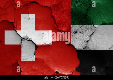 Drapeaux de la Suisse et les Émirats arabes unis peint sur mur fissuré Banque D'Images