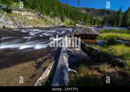 rivière obsidian creek dans yellowstone wyoming Banque D'Images