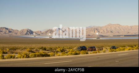 Tours de puissance solaire du désert de Mojave chaud blanc Banque D'Images