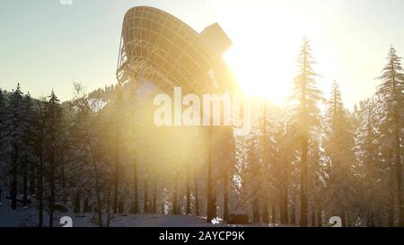 Le radiotélescope de l'observatoire en forêt au coucher du soleil Banque D'Images