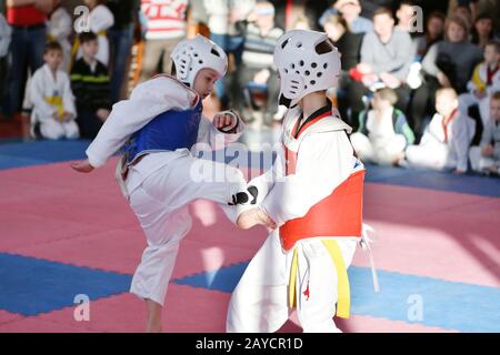 Orenbourg, Russie - 27 janvier 2018 ans : les enfants se disputent à Taekwondo à l'école de championnat Banque D'Images