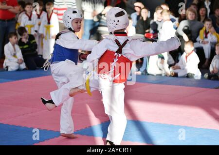 Orenbourg, Russie - 27 janvier 2018 ans : les enfants se disputent à Taekwondo à l'école de championnat Banque D'Images