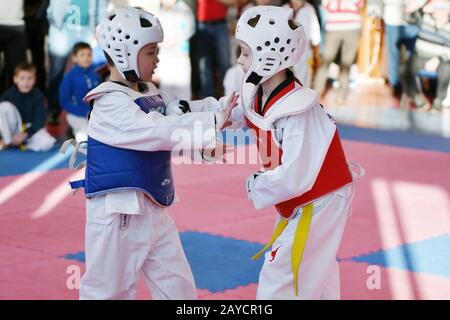 Orenbourg, Russie - 27 janvier 2018 ans : les enfants se disputent à Taekwondo à l'école de championnat Banque D'Images