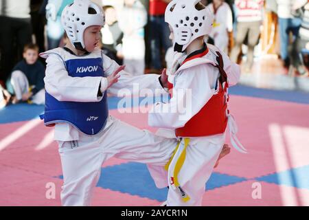 Orenbourg, Russie - 27 janvier 2018 ans : les enfants se disputent à Taekwondo à l'école de championnat Banque D'Images