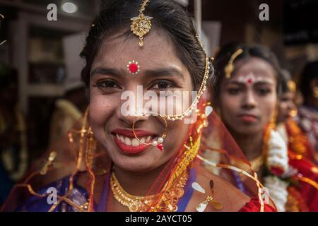 Kolkata, Inde. 14 février 2020. Les mariées sont perçues comme participant à un mariage de masse à l'occasion de la Saint-Valentin à Kolkata, Inde, le 14 février 2020. Crédit: Tumpa Mondal/Xinhua/Alay Live News Banque D'Images