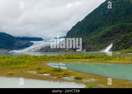 Vue depuis le sentier Nugget Falls Trail du glacier Mendenhall et des chutes Nugget, près de Juneau, en Alaska, aux États-Unis. Banque D'Images