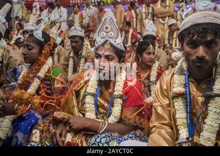 Kolkata, Inde. 14 février 2020. Les mariées et les grooms participent à un mariage de masse à l'occasion de la Saint-Valentin à Kolkata, Inde, le 14 février 2020. Crédit: Tumpa Mondal/Xinhua/Alay Live News Banque D'Images