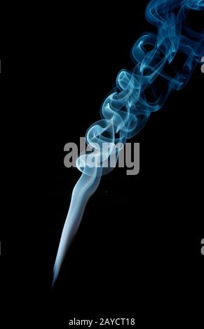 Fumée abstraite en bleu sur un fond de studio noir Banque D'Images