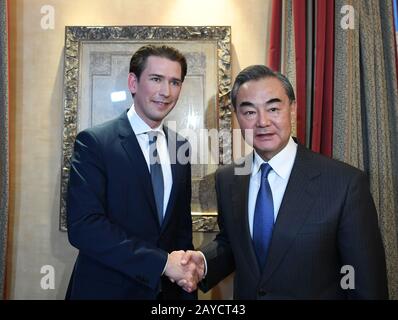 Munich, Allemagne. 14 février 2020. Le conseiller d'État chinois et le ministre des Affaires étrangères Wang Yi (R) rencontrent le chancelier autrichien Sebastian Kurz à Munich, en Allemagne, le 14 février 2020. Crédit: Lu Yang/Xinhua/Alay Live News Banque D'Images