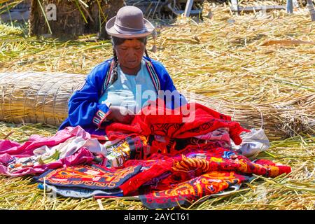 Pérou Lac Titicaca femme d'Uros ethnicité broder Banque D'Images