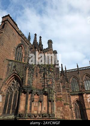 vue rapprochée sur la pierre médiévale ornée sur la cathédrale historique de chester Banque D'Images