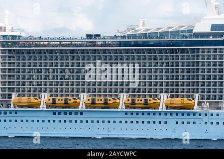 L'Ovation of the Seas est un bateau de croisière de classe Quantum appartenant à Royal Caribbean International, qui navigue ici à travers Stephens passage, Southeast Alask Banque D'Images