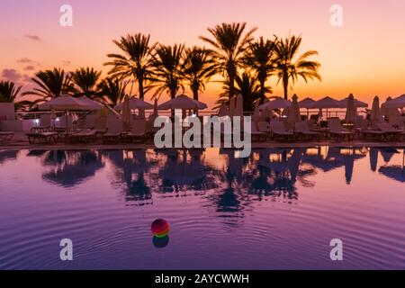 Piscine sur l'île de Chypre au coucher du soleil Banque D'Images